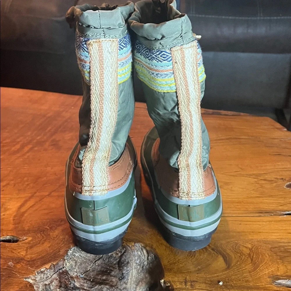 The Sak Daley Duck Boots Women’s Size 6 Green Woven Trim Waterproof Snow Boots